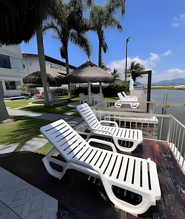 Linda vista para praia com churrasqueira