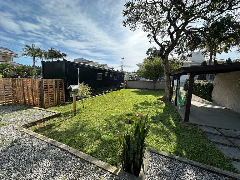 Casa em Jurerê com quintal, churrasqueira e estacionamento –