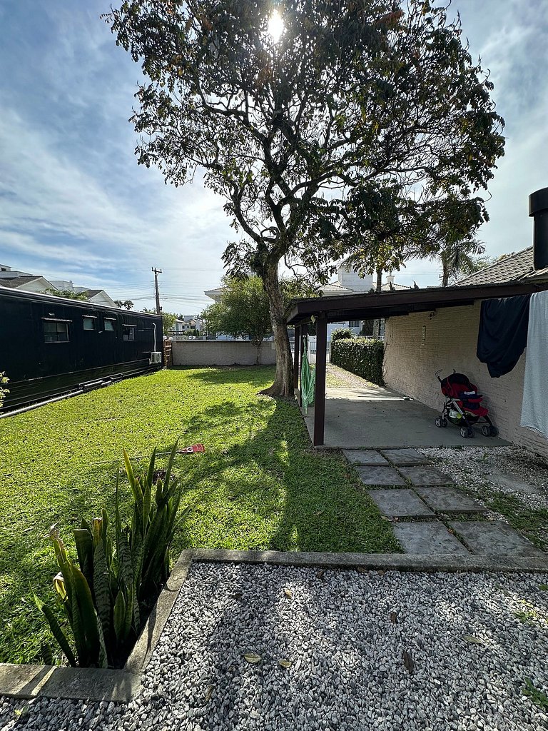 Casa em Jurerê com quintal, churrasqueira e estacionamento –