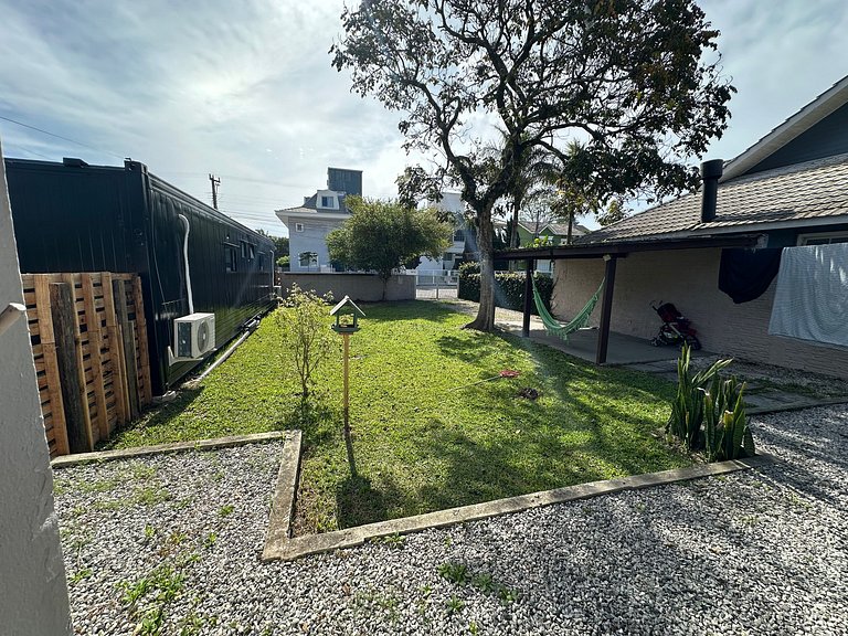 Casa em Jurerê com quintal, churrasqueira e estacionamento –