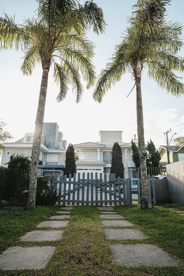 Casa Jurerê • 300m Praia • Churrasqueira