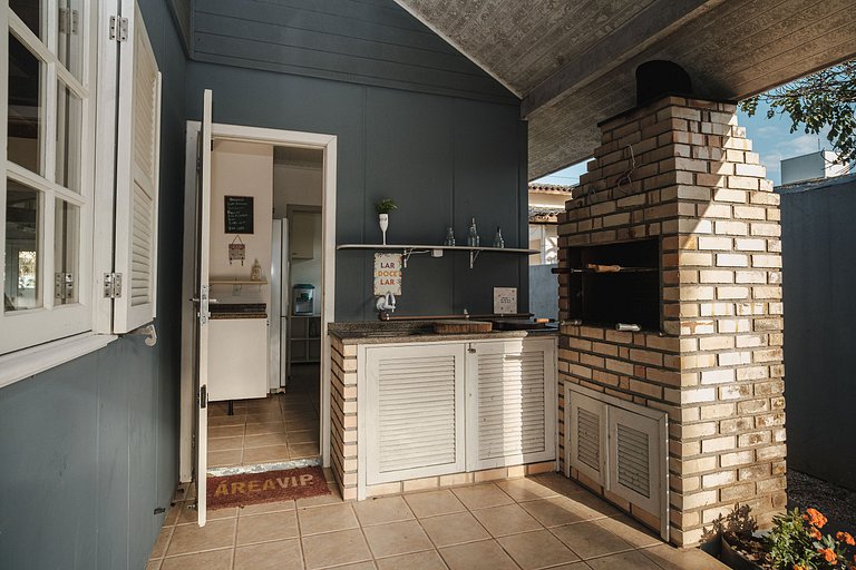 Casa Jurerê • 300m Praia • Churrasqueira