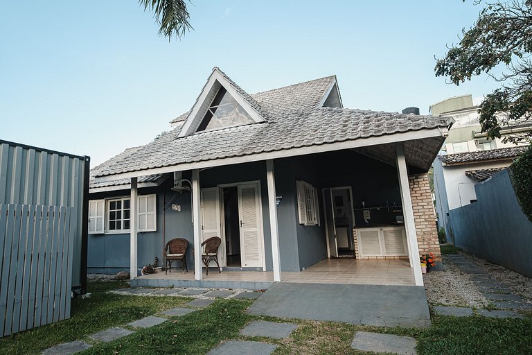 Casa Jurerê • 300m Praia • Churrasqueira