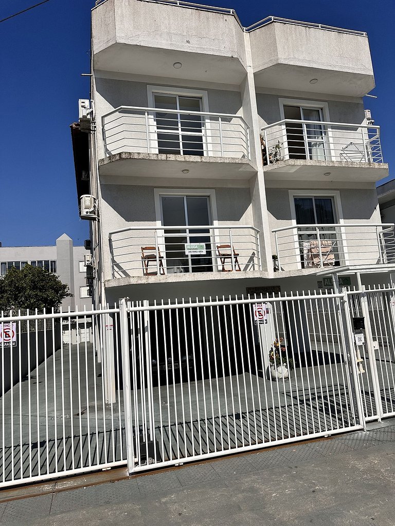 Condomínio próximo mar, balcón e Parrilla