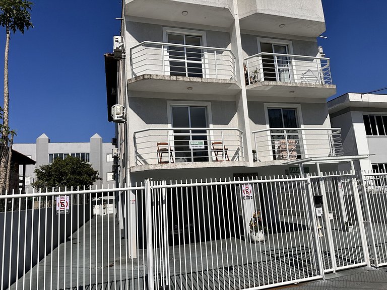 Condomínio próximo mar, balcón e Parrilla