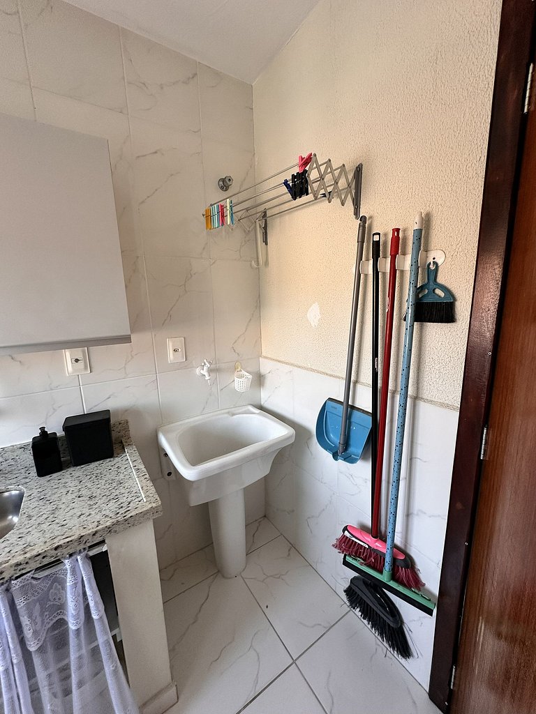 Condomínio próximo mar, balcón e Parrilla